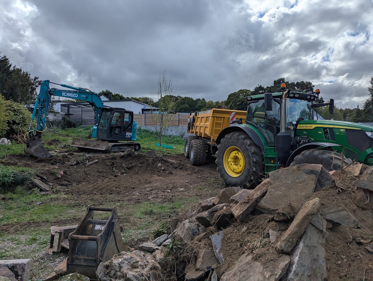 Pelle mécanique et tracteur sur un chantier de terrassement Le Briquer TP